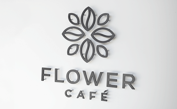 完成したFLOWER_CAFEのサイン