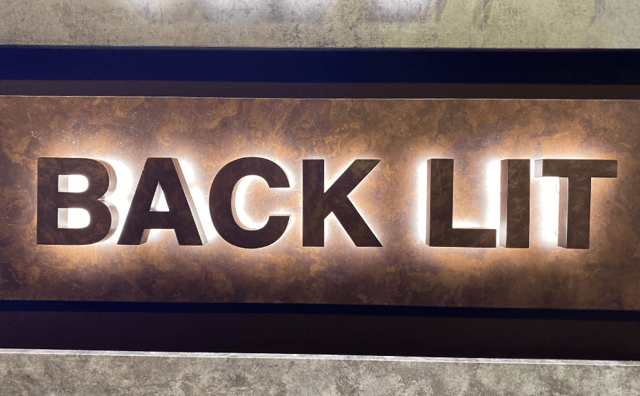 バックチャンネルの側面を壁に合わせて塗装しているサイン