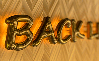 「back」という文字のバックチャンネルのサイン