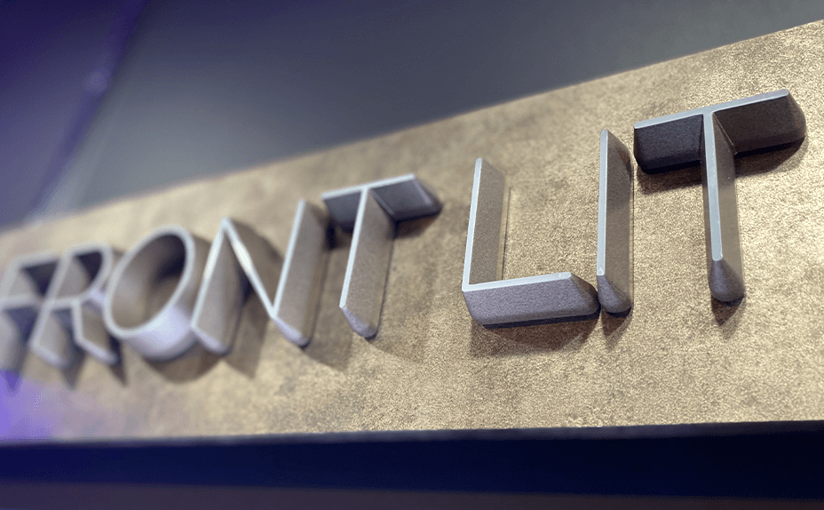 パリレターの側面を壁に合わせて塗装しているサイン