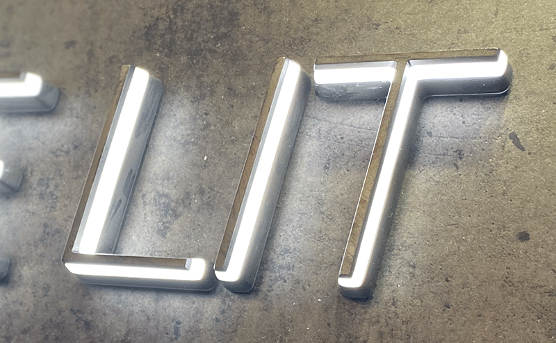 「LIT」という文字のパリチャンネルの細いサイン