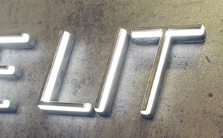 「LIT」という文字のパリチャンネルの細いサイン